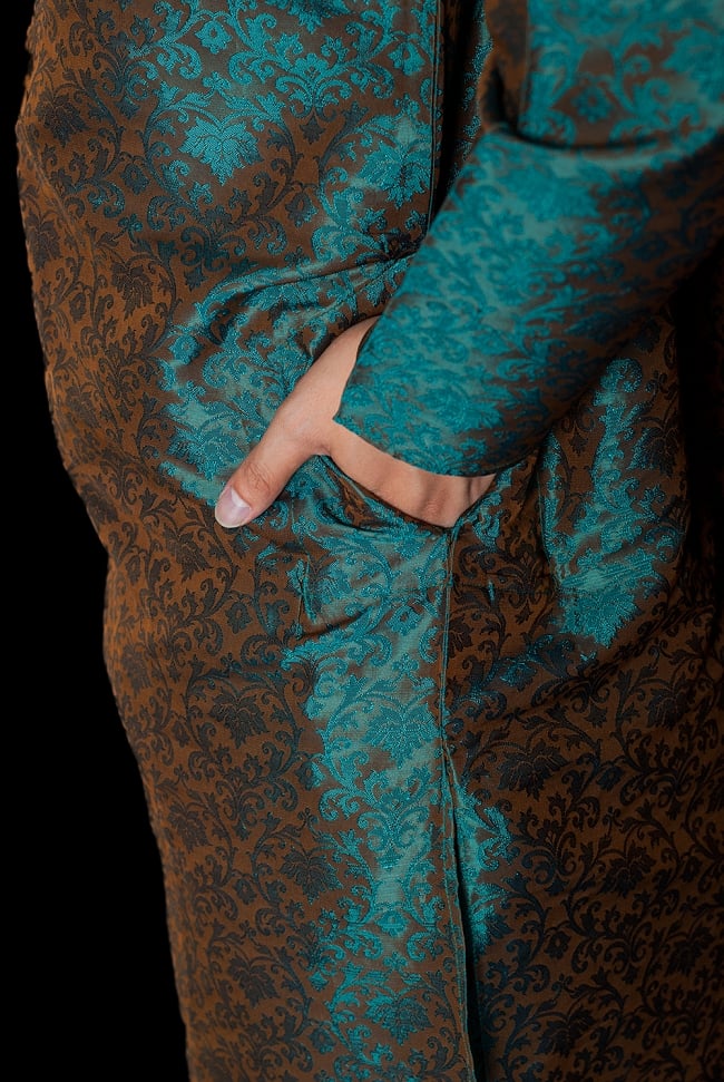 クルタ・パジャマ - グリーン(ペイズリー刺繍)【光沢生地】 7 - ポケットもあるので小物を入れるのにも便利です。