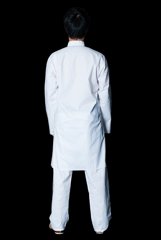 クルタ・パジャマ　【プレーンホワイト刺繍入り】 3 - 背面からみてみました。なんとなくスラッとスタイルがよく見えるかも？！