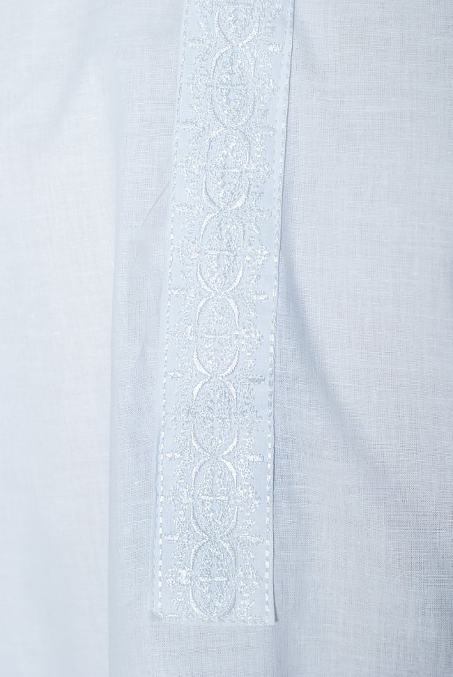 クルタ・パジャマ　【プレーンホワイト刺繍入り】 5 - 華やかな装飾が施されています。