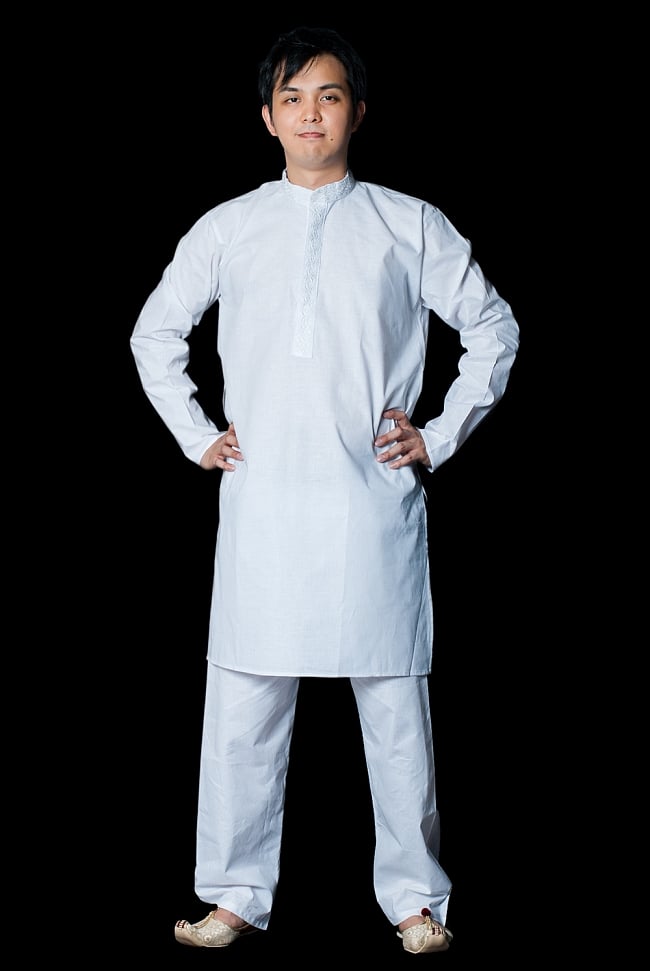 クルタ・パジャマ　【プレーンホワイト刺繍入り】の写真1枚目です。モデル（170cm）が着用した際の全体的なイメージです。実際に着用したサイズは40になります。クルタパジャマ,Kurta,Pajama,男性,民族衣装
