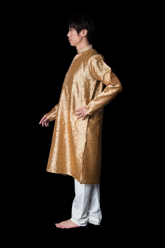 クルタ・パジャマ【光沢生地 ゴールド】 2 - 側面からみてみました。スリットが入っているので足さばきも楽ちんです。