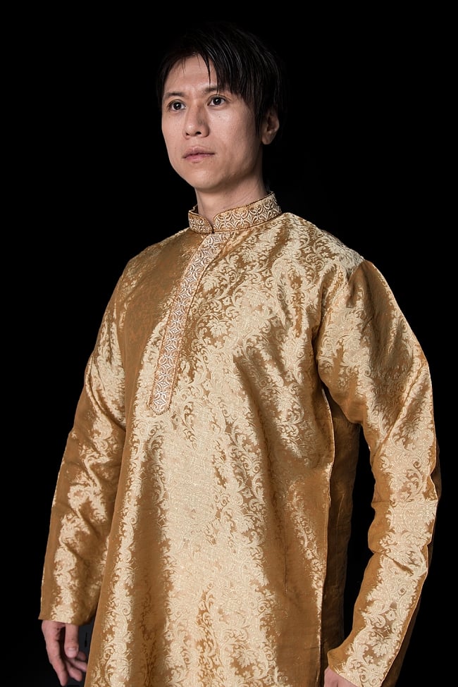 クルタ・パジャマ【光沢生地 ゴールド】 4 - 首周りの様子です。