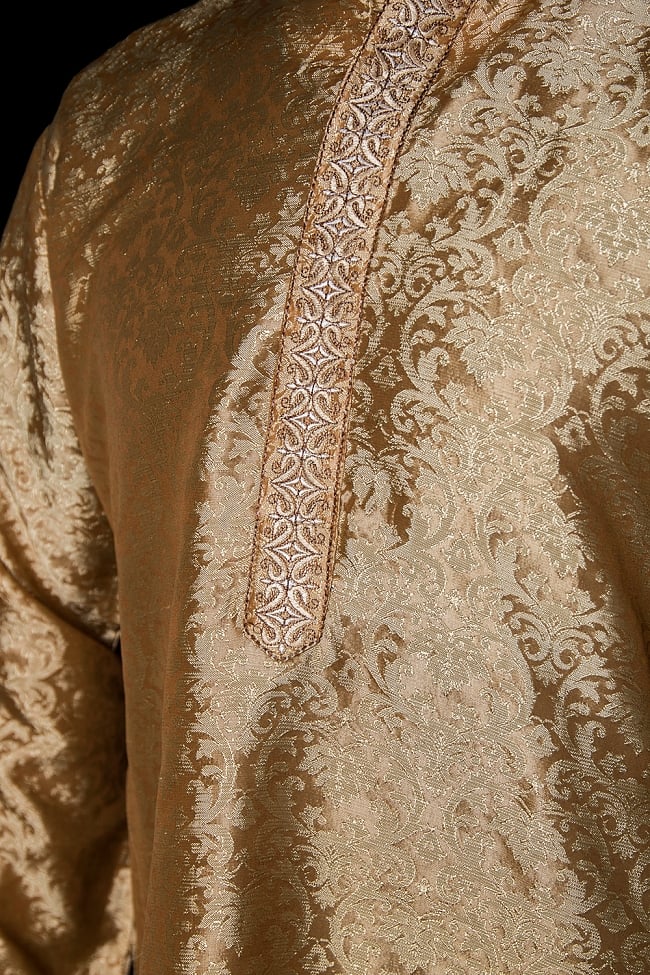 クルタ・パジャマ【光沢生地 ゴールド】 5 - 華やかな装飾が施されています。