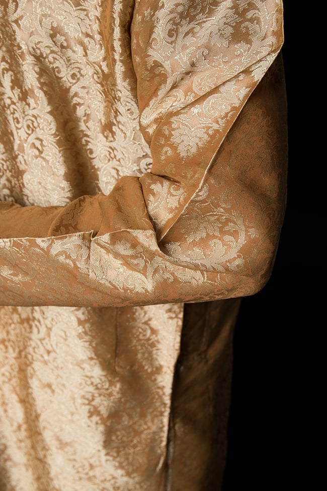 クルタ・パジャマ【光沢生地 ゴールド】 6 - 生地感の様子になります。