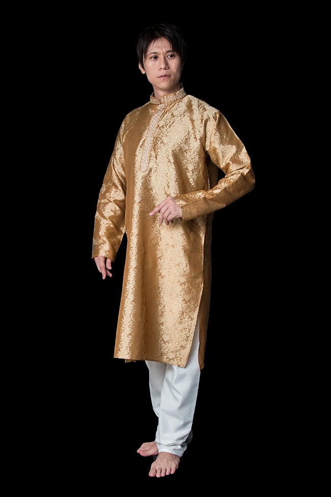 クルタ・パジャマ【光沢生地 ゴールド】の写真1枚目です。モデル（180cm）が着用した際の全体的なイメージです。実際に着用したサイズは42になります。クルタパジャマ,Kurta,Pajama,男性,民族衣装