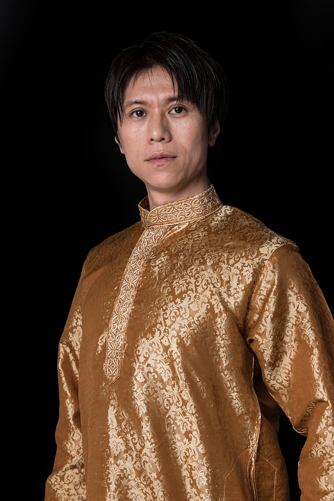 クルタ・パジャマ【光沢生地 ゴールド】 4 - 首周りの様子です。