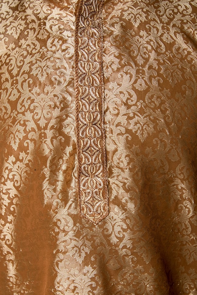 クルタ・パジャマ【光沢生地 ゴールド】 5 - 華やかな装飾が施されています。