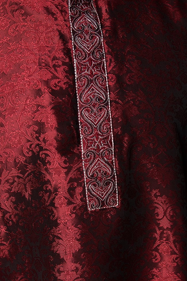 クルタ・パジャマ【光沢生地 ワインレッド】 5 - 華やかな装飾が施されています。