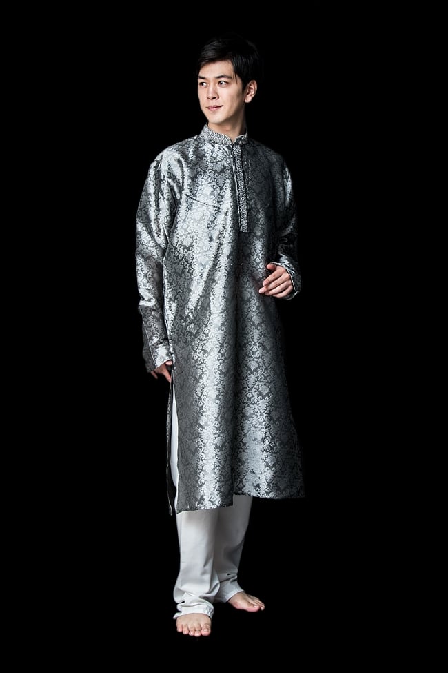 クルタ・パジャマ【光沢生地 シルバー】の写真1枚目です。モデル（173cm）が着用した際の全体的なイメージです。実際に着用したサイズは42になります。クルタパジャマ,Kurta,Pajama,男性,民族衣装