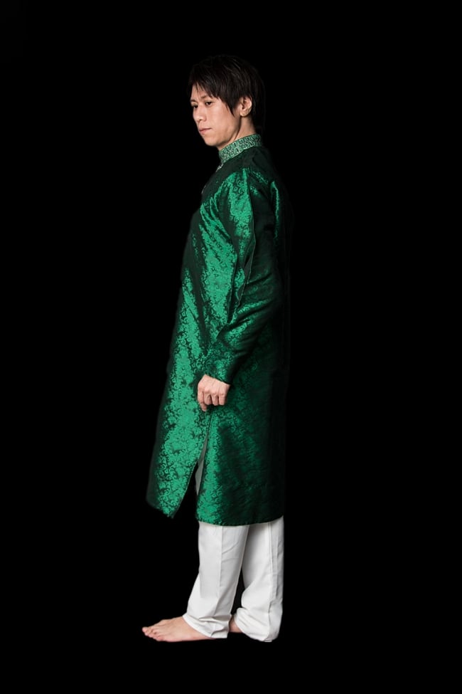 クルタ・パジャマ【光沢生地　グリーン】 2 - 側面からみてみました。スリットが入っているので足さばきも楽ちんです。