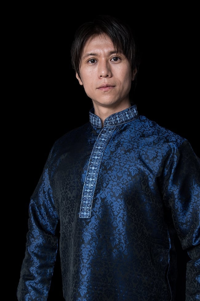 クルタ・パジャマ【光沢生地 ネイビー】 4 - 首周りの様子です。