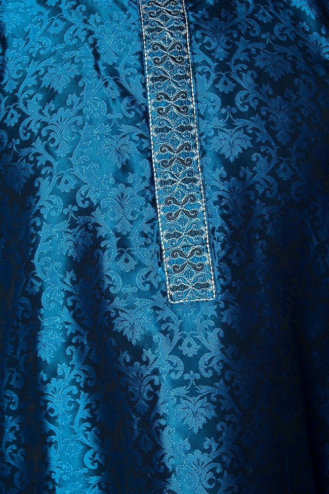 クルタ・パジャマ【光沢生地　ブルー】 5 - 華やかな装飾が施されています。