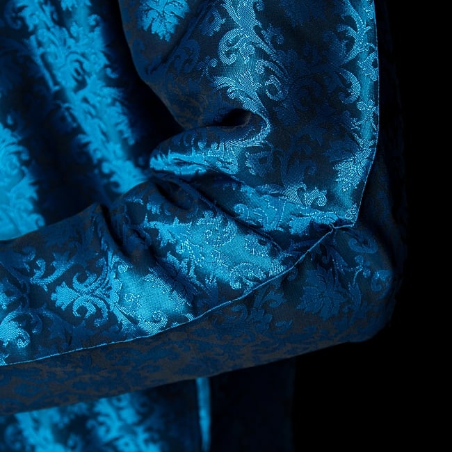 クルタ・パジャマ【光沢生地　ブルー】 6 - 生地感の様子になります。