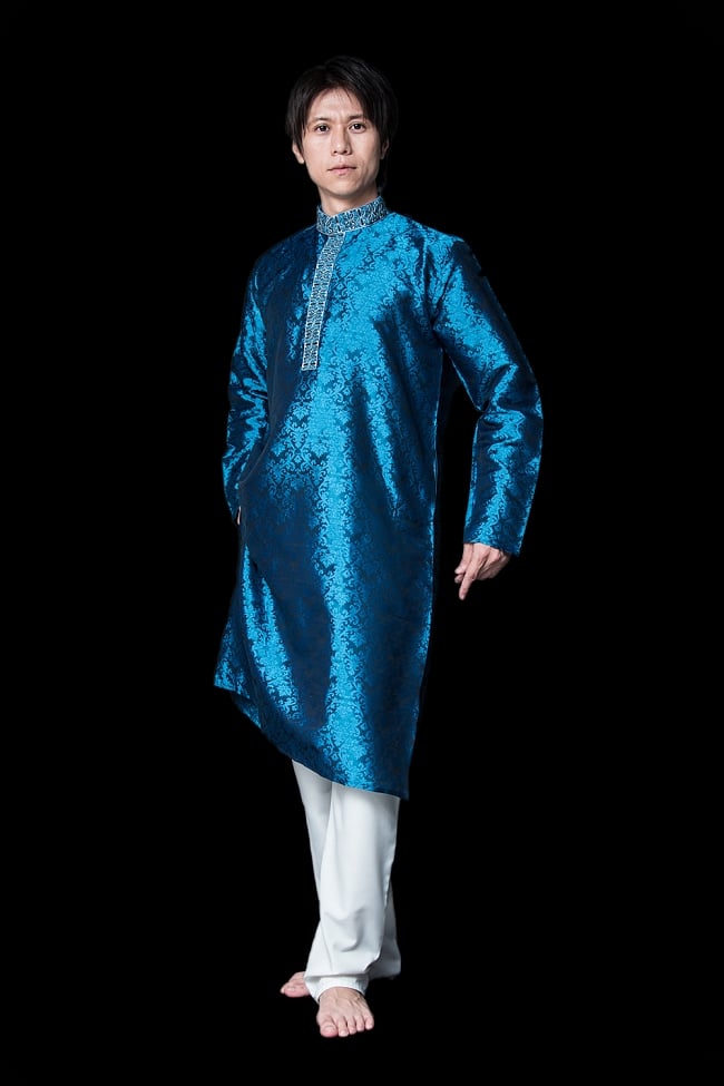 クルタ・パジャマ【光沢生地　ブルー】の写真1枚目です。モデル（180cm）が着用した際の全体的なイメージです。実際に着用したサイズは42になります。クルタパジャマ,Kurta,Pajama,男性,民族衣装
