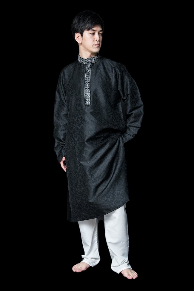 クルタ・パジャマ【光沢生地　ブラック 装飾が四角】の写真1枚目です。モデル（173cm）が着用した際の全体的なイメージです。実際に着用したサイズは42になります。クルタパジャマ,Kurta,Pajama,男性,民族衣装