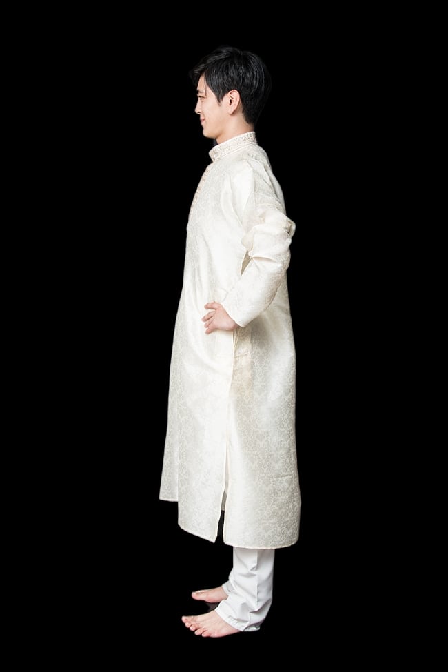 クルタ・パジャマ【光沢生地 パールホワイト】 2 - 側面からみてみました。スリットが入っているので足さばきも楽ちんです。