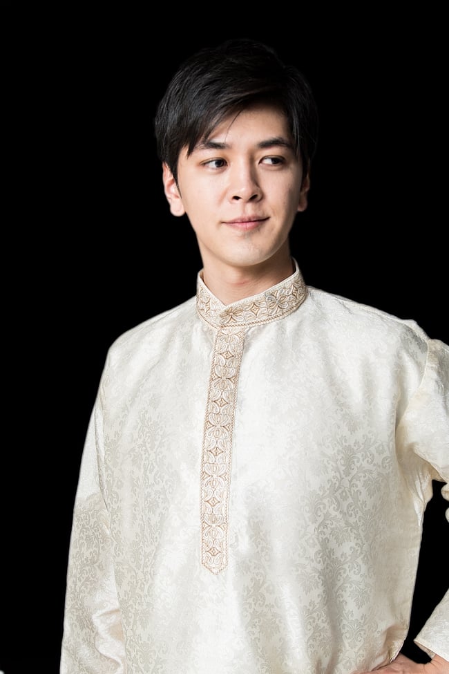 クルタ・パジャマ【光沢生地 パールホワイト】 4 - 首周りの様子です。