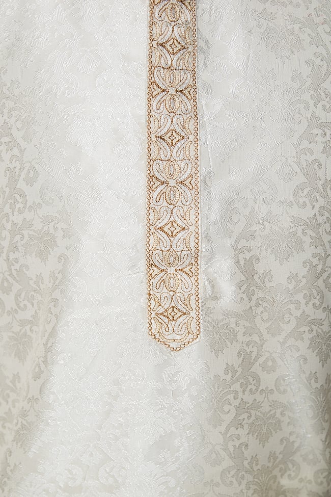 クルタ・パジャマ【光沢生地 パールホワイト】 5 - 華やかな装飾が施されています。