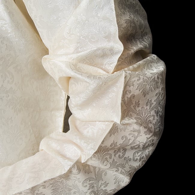 クルタ・パジャマ【光沢生地 パールホワイト】 6 - 生地感の様子になります。