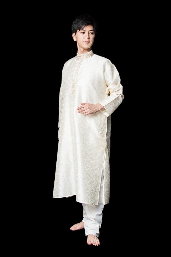 クルタ・パジャマ【光沢生地　パールホワイト】の写真1枚目です。モデル（173cm）が着用した際の全体的なイメージです。実際に着用したサイズは44になります。クルタパジャマ,Kurta,Pajama,男性,民族衣装
