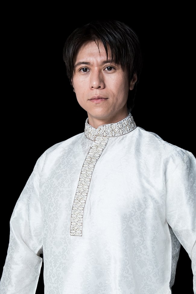 クルタ・パジャマ【光沢生地　グリッターホワイト】 4 - 首周りの様子です。