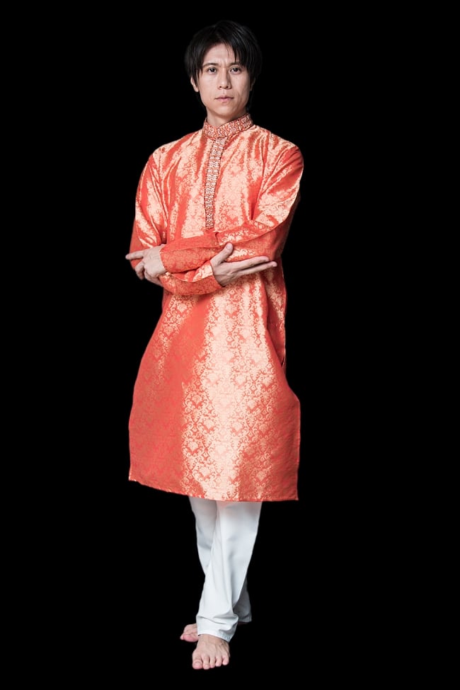 クルタ・パジャマ【光沢生地　シャイニングオレンジ】の写真1枚目です。モデル（180cm）が着用した際の全体的なイメージです。実際に着用したサイズは42になります。クルタパジャマ,Kurta,Pajama,男性,民族衣装