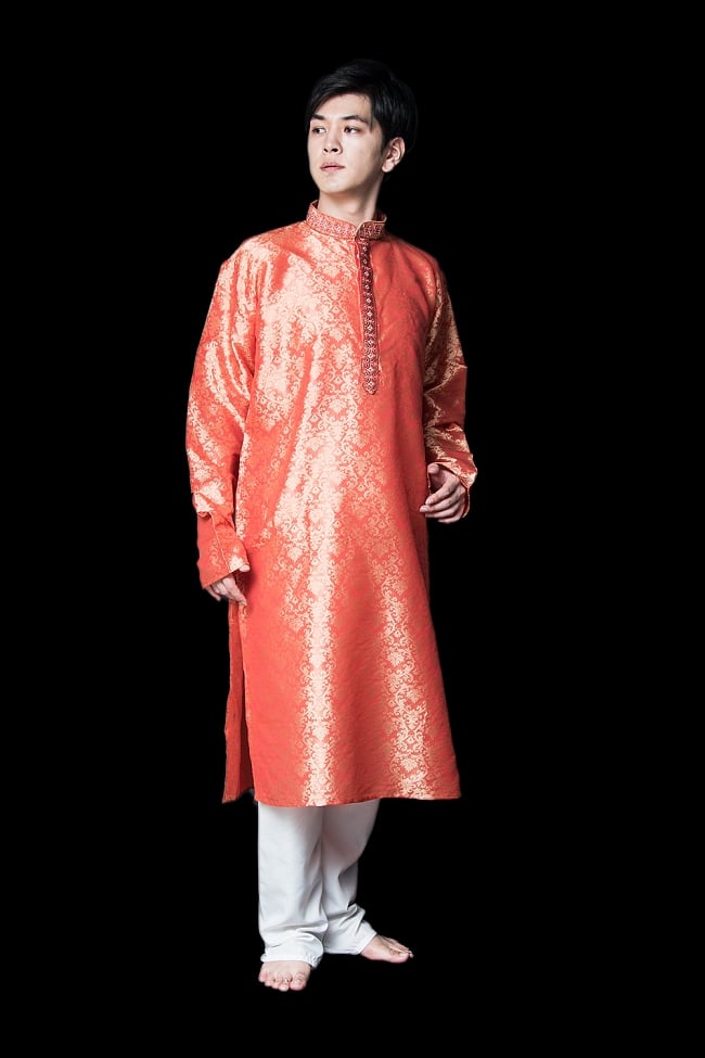 クルタ・パジャマ【光沢生地　シャイニングオレンジ】の写真1枚目です。モデル（173cm）が着用した際の全体的なイメージです。実際に着用したサイズは42になります。クルタパジャマ,Kurta,Pajama,男性,民族衣装