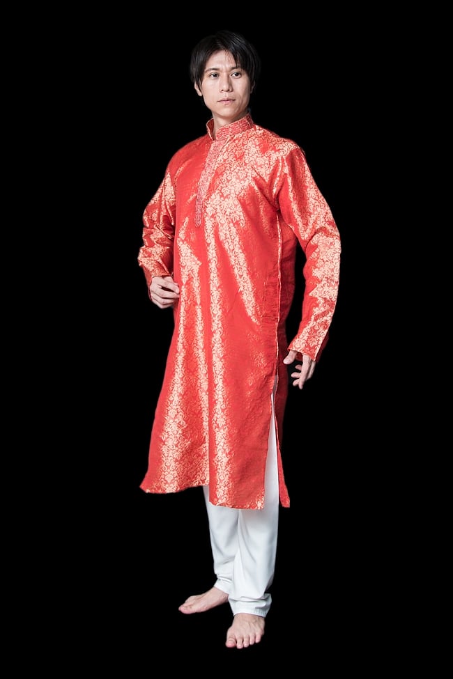 クルタ・パジャマ【光沢生地　シャイニングレッド】の写真1枚目です。モデル（180cm）が着用した際の全体的なイメージです。実際に着用したサイズは44になります。クルタパジャマ,Kurta,Pajama,男性,民族衣装