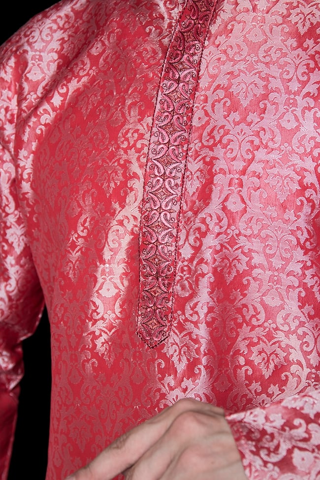 クルタ・パジャマ【光沢生地　スパークリングピンク】 5 - 華やかな装飾が施されています。