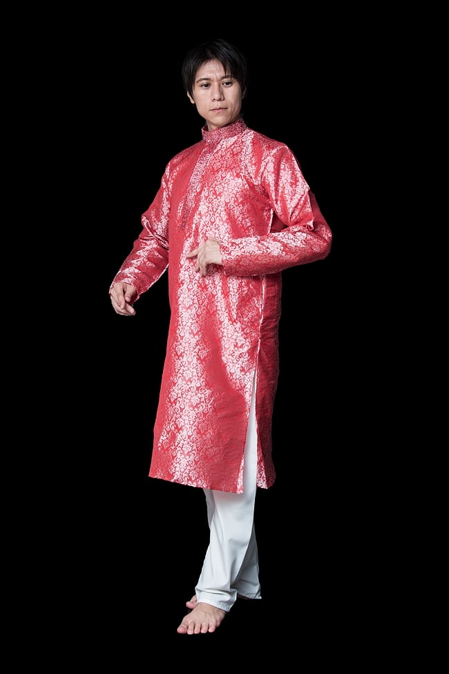 クルタ・パジャマ【光沢生地　スパークリングピンク】の写真1枚目です。モデル（180cm）が着用した際の全体的なイメージです。実際に着用したサイズは42になります。クルタパジャマ,Kurta,Pajama,男性,民族衣装