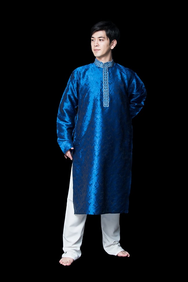 クルタ・パジャマ【光沢生地　ディープブルー】の写真1枚目です。モデル（173cm）が着用した際の全体的なイメージです。実際に着用したサイズは42になります。クルタパジャマ,Kurta,Pajama,男性,民族衣装