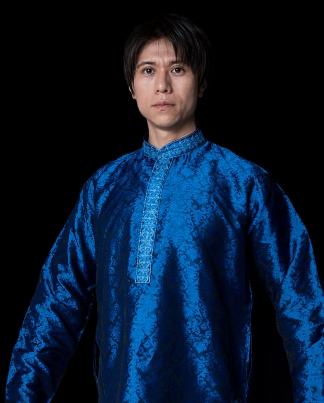 クルタ・パジャマ【光沢生地 ディープブルー】 4 - 首周りの様子です。