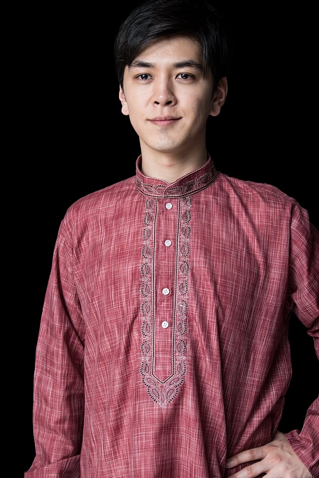 クルタ・パジャマ【コットン生地 あずき ペイズリー】 4 - 首周りの様子です。