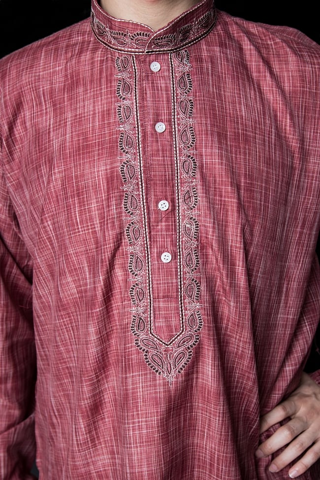 クルタ・パジャマ【コットン生地 あずき ペイズリー】 5 - 華やかな装飾が施されています。
