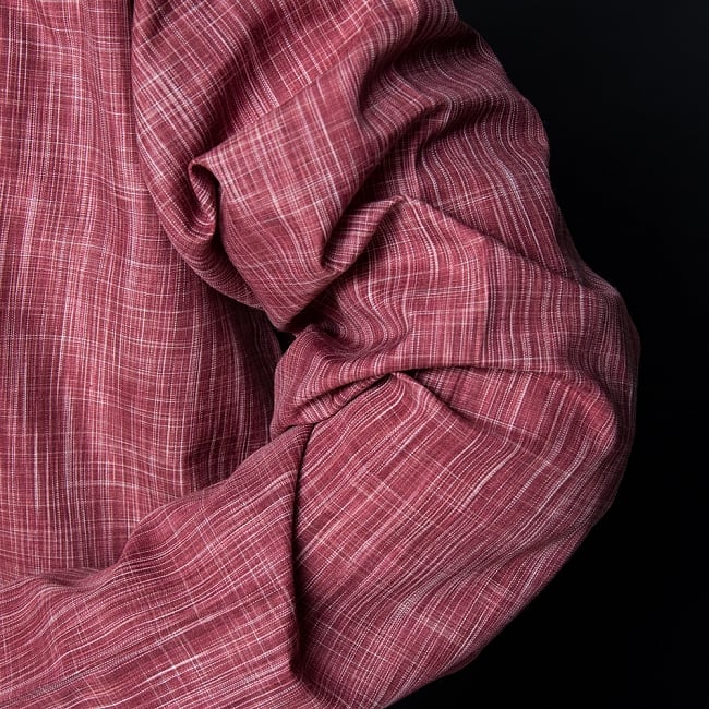 クルタ・パジャマ【コットン生地 あずき ペイズリー】 6 - 生地感の様子になります。