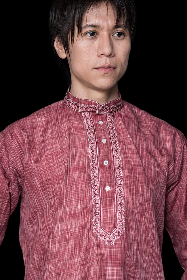 クルタ・パジャマ【コットン生地 あずき 唐草】 4 - 首周りの様子です。