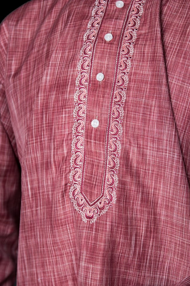 クルタ・パジャマ【コットン生地 あずき 唐草】 5 - 華やかな装飾が施されています。