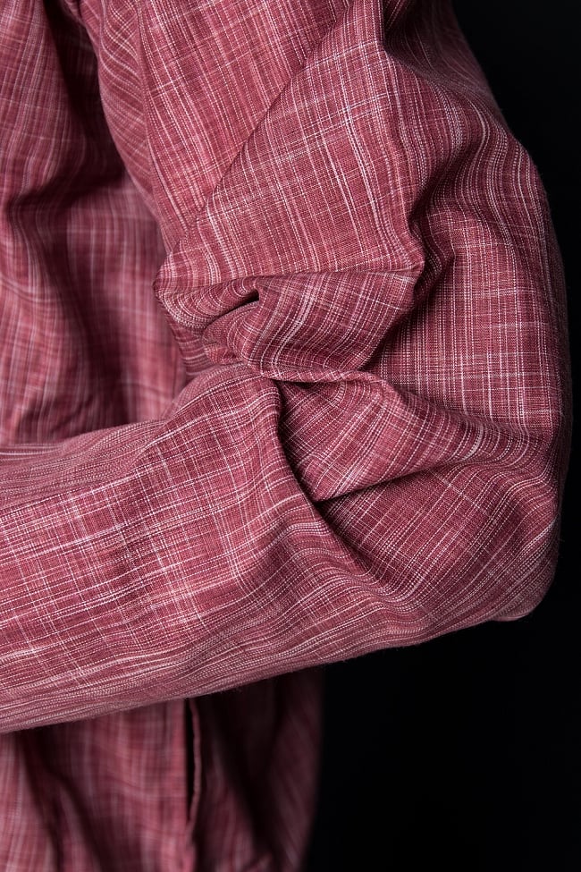 クルタ・パジャマ【コットン生地 あずき 唐草】 6 - 生地感の様子になります。