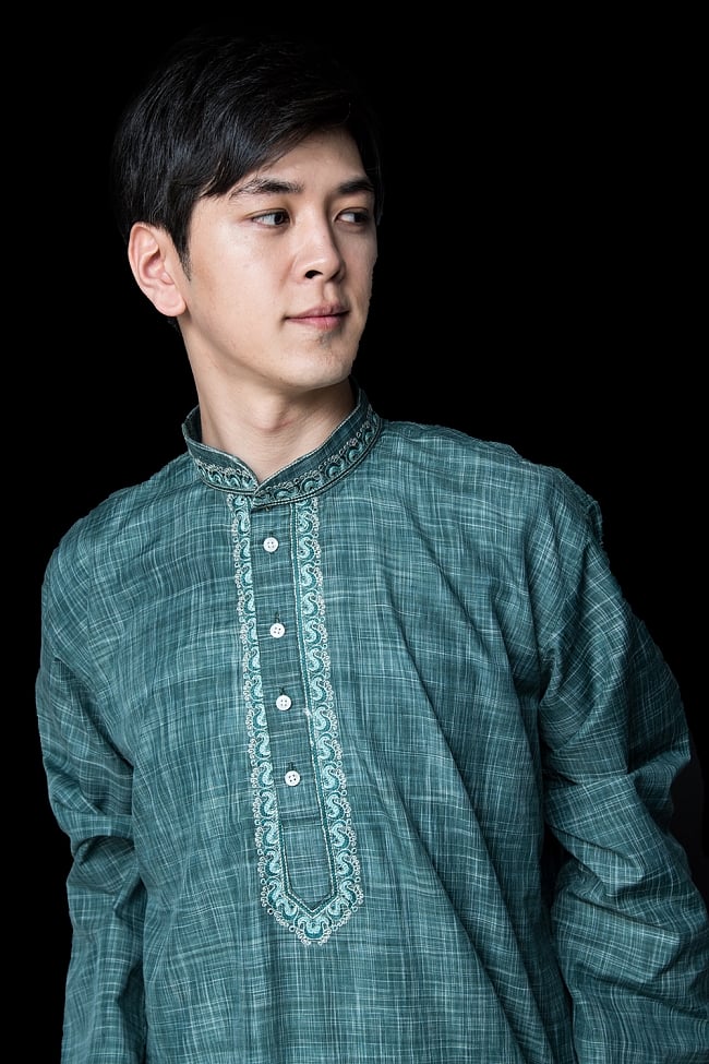 クルタ・パジャマ【コットン生地 青緑 唐草】 4 - 首周りの様子です。