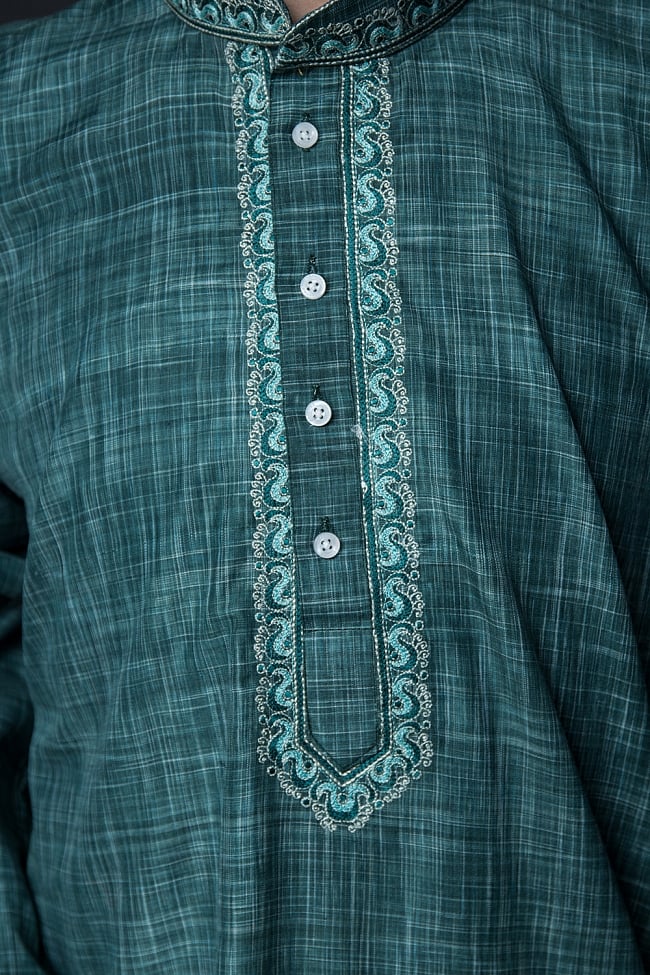 クルタ・パジャマ【コットン生地 青緑 唐草】 5 - 華やかな装飾が施されています。