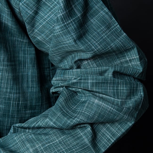 クルタ・パジャマ【コットン生地 青緑 唐草】 6 - 生地感の様子になります。