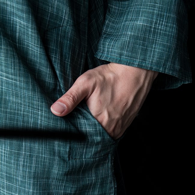 クルタ・パジャマ【コットン生地 青緑 唐草】 7 - ポケットもあるので小物を入れるのにも便利です。