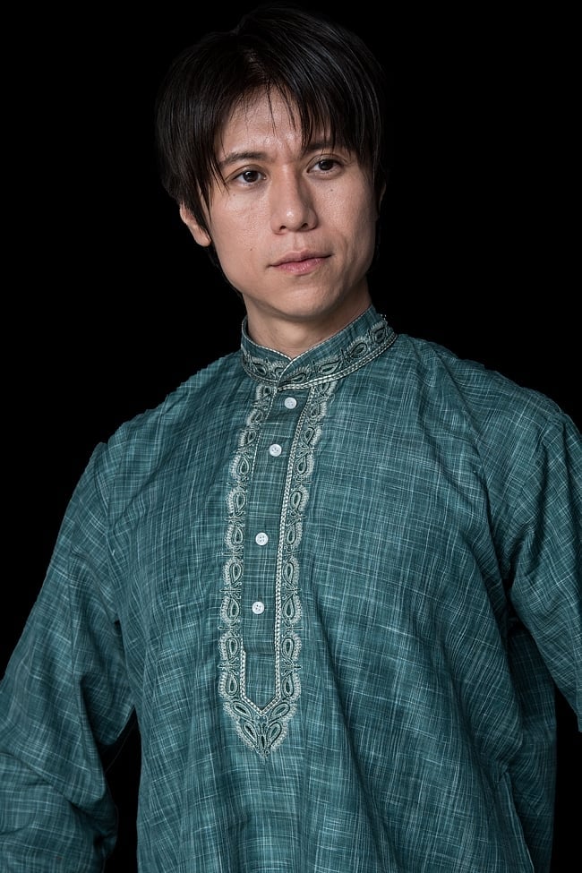 クルタ・パジャマ【コットン生地 青緑 ペイズリー】 4 - 首周りの様子です。