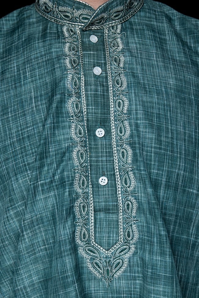 クルタ・パジャマ【コットン生地 青緑 ペイズリー】 5 - 華やかな装飾が施されています。