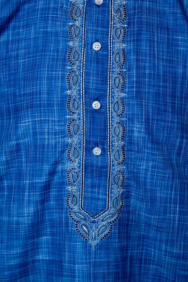 クルタ・パジャマ【コットン生地 ブルー 唐草】 5 - 華やかな装飾が施されています。