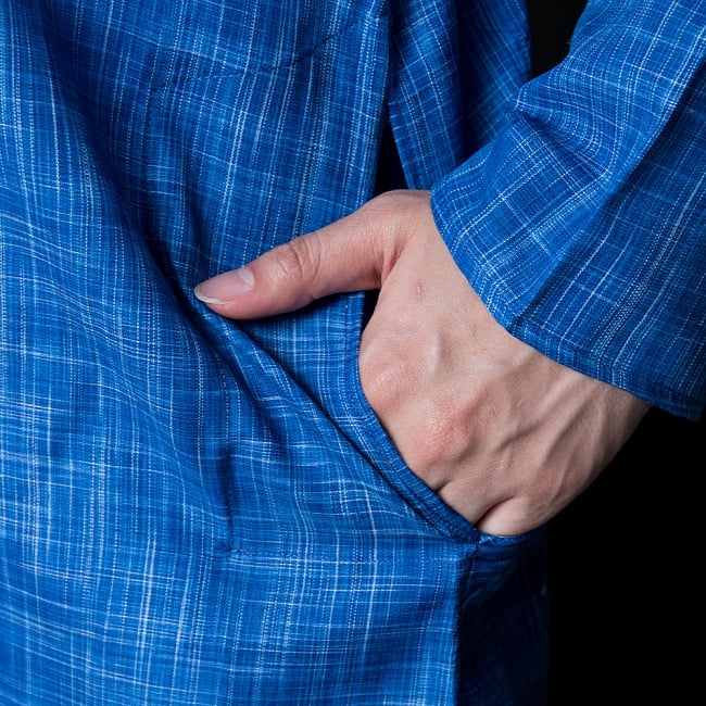 クルタ・パジャマ【コットン生地 ブルー 唐草】 7 - ポケットもあるので小物を入れるのにも便利です。
