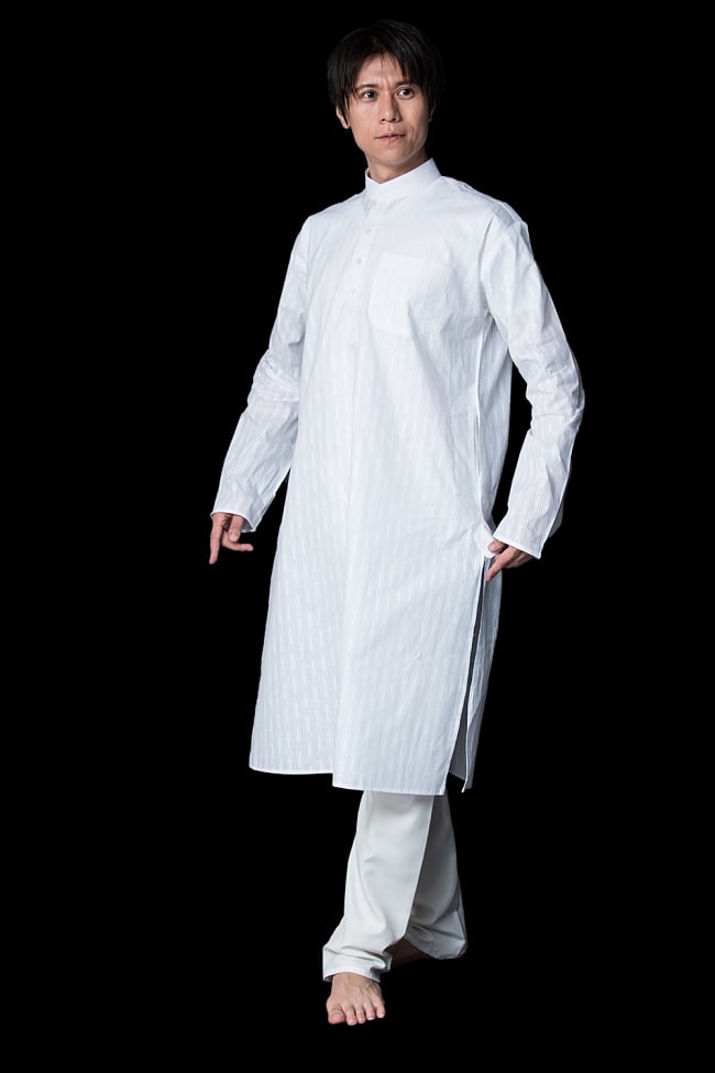 クルタ・パジャマ【プレーンホワイト ストライプ】の写真1枚目です。モデル（180cm）が着用した際の全体的なイメージです。実際に着用したサイズは42になります。クルタパジャマ,Kurta,Pajama,男性,民族衣装