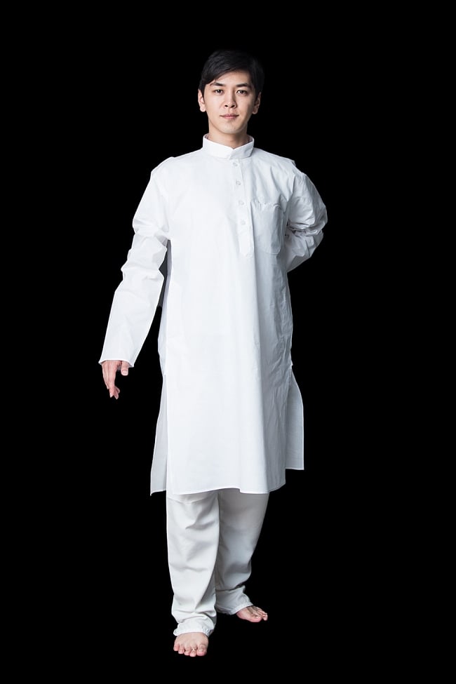 クルタ・パジャマ【プレーンホワイト シンプル】の写真1枚目です。モデル（173cm）が着用した際の全体的なイメージです。実際に着用したサイズは42になります。クルタパジャマ,Kurta,Pajama,男性,民族衣装