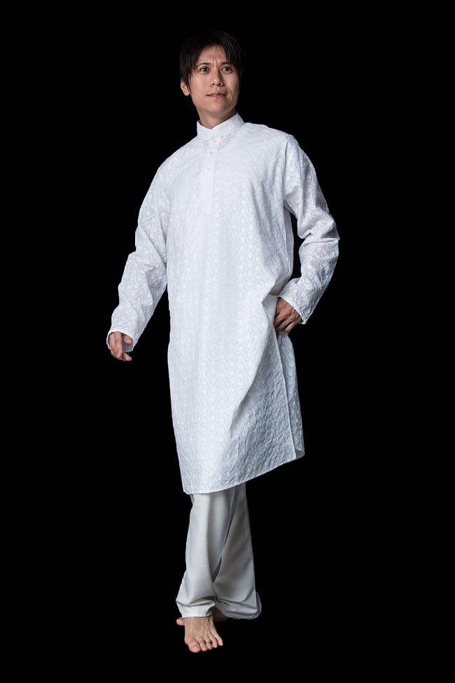 クルタ・パジャマ【ホワイト 波模様】の写真1枚目です。モデル（180cm）が着用した際の全体的なイメージです。実際に着用したサイズは42になります。クルタパジャマ,Kurta,Pajama,男性,民族衣装
