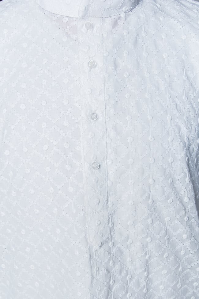 クルタ・パジャマ【ホワイト 格子模様】 5 - 華やかな装飾が施されています。